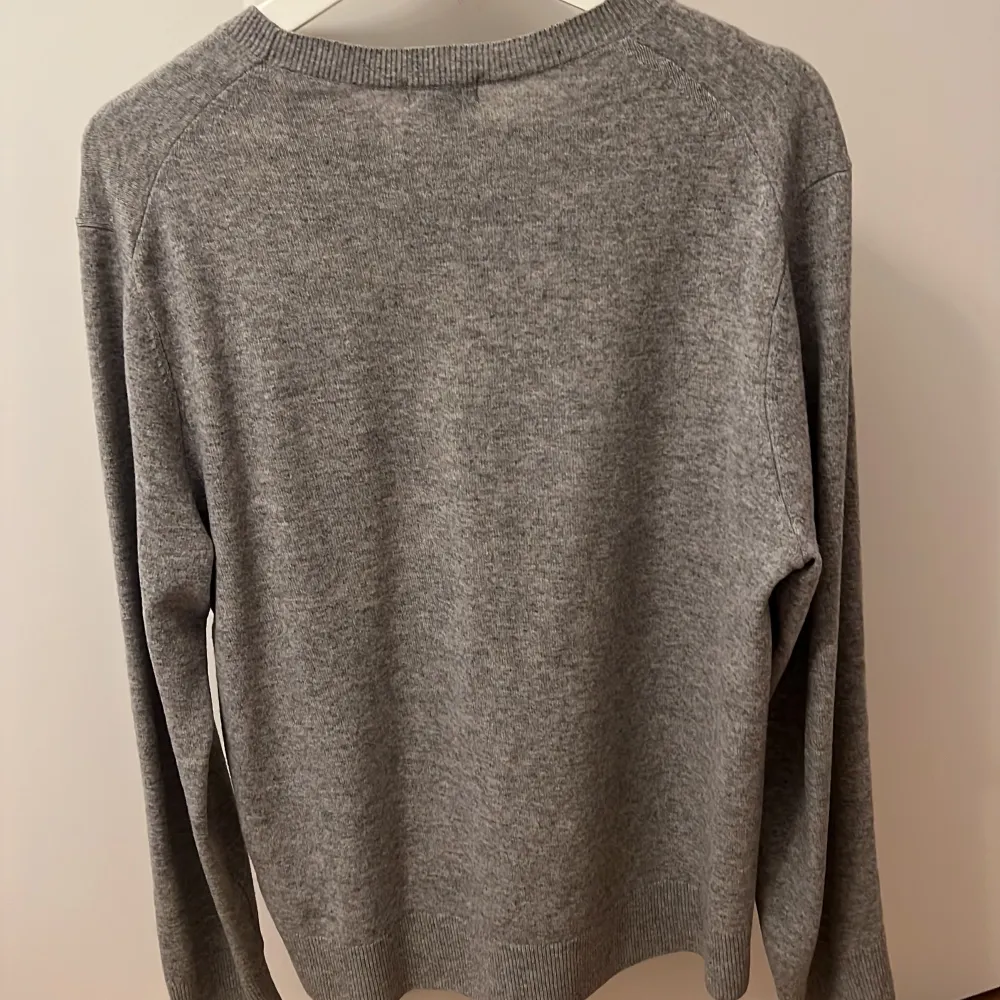 Säljer en stilren grå kashmirtröja från Uniqlo. Väldigt bra skick och använd ett fåtal gånger. Fick den som en gåva men den var för liten så det är därför jag säljer den. 100% Kashmir, Nypris 1299 kr. Öppen för byten!. Neuletakit & Villapaidat.