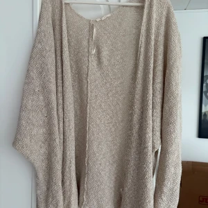 Beige stickad tröja från Esprit - Säljer en mysig beige stickad tröja från Esprit. Tröjan har en lös passform och långa ärmar, perfekt för kyliga dagar. Den är enkel och stilren, vilket gör den lätt att matcha med olika outfits. Perfekt för både vardag och avslappnade tillfällen. Mellan M-L