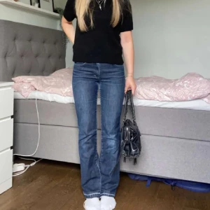 Mörkblå jeans från Filippa K - Snygga mörkblå jeans från Filippa K i storlek S. Perfekta för en stilren look. Priset går att diskutera vid snabb affär. Fint skick! 💗
