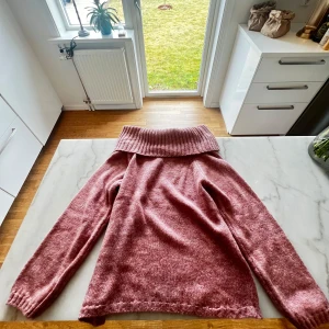 Stickad axeltröja från Jörlevik  - Säljer en mysig stickad axeltröja från Jörlevik. Ny pris 699kr. Perfekt för kyliga dagar. Tröjan har ett mjuk och bekvämt material. Aldrig använd. Skick 10/10. Storlek M passar även S. Skriv om du har frågor eller vill ha fler bilder📩✨