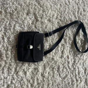 Prada Axelväska - Prada axelväska (R3pl1c4)