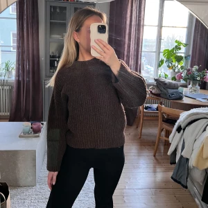 Brun stickad tröja - Säljer en mysig brun stickad tröja med långa ärmar. Perfekt för kyliga dagar och ger en avslappnad look. Passar bra till jeans eller leggings.