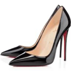 Louboutin pumps - Säljer mina christian loubutin pumps i modellen "so kate" 12 cm.De är egentligen i storlek 40 men är ganska små i storleken så skulle säga att de passa storlek 38,5/ 39/ 39,5. Använd ett fåtal gånger och den röda sulan är i bra skick. Skriv om ni vill egna bilder på klackarna🥰