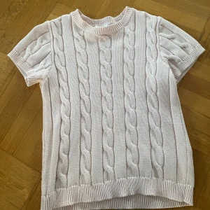 Rosa stickad tröja - Kabelstickad tröja från gina