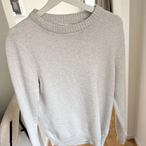 Vit  stickad tröja - Säljer en stilren grå stickad tröja från dobber. Den är knappt använd då den är lite för liten. Skick 10/10. Hör av er vid funderingar! 