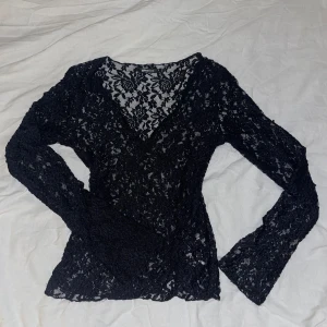 Svart spetstopp - Säljer denna trendiga spetstoppen ifrån Gina. Köpt här på plick men säljer då den inte passade. Använd en enstaka gång av tidigare säljare. Storlek M men passar nog S också.🤍