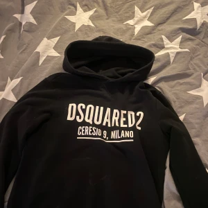 Dsquared2 hoodie - Storlek 176 så passar från 170-178 ish. Bra skick. Nypris ligger runt 1700. Självklart äkta