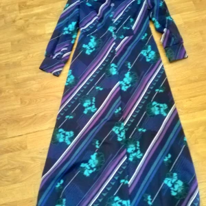 Mönstrad långklänning från 20 Design - Säljer en cool långklänning från 20 Design med ett unikt mönster i blått, lila och grönt. Klänningen har långa ärmar och en dragkedja i ryggen. Perfekt för dig som vill sticka ut!