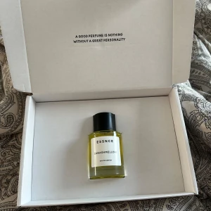 Carashmellow Eau de Parfum från Essnce - Säljer denna essnce parfym då den inte är min typ av doft, fick hem den idag så den är helt ny, endast tagit 3 sprej. Kan eventuellt byta mot annan parfym från essnce. Nypris: 360