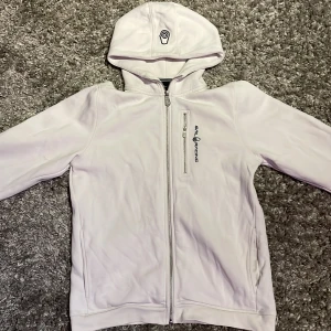 Sail Racing Zip hoodie - Säljer en vit zip hoodie från Sail Racing. Nypris mellan 1000 -1500
