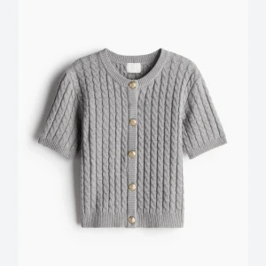 Grå kofta med korta ärmar från H&M - säljer en grå kofta med korta ärmar och guldiga knappar från h&m. Väldigt få gånger använd. Inga defekter eller liknande 💕💕Storlek S🥰 