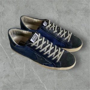 Golden goose  - Tja! Säljer nu dessa överfeta golden goose. Cond är 9/10 . Skorna är storlek 39.5 men passar 40.5 eventuellt 41. Kvitto finns och allt OG kommer med förutom box ✅ nypris 5500 mitt pris 2900 💯 Priset är inte hugget i sten.  //Mathias