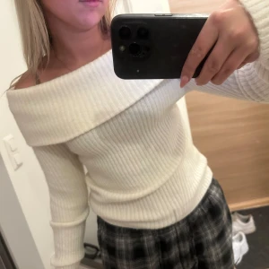 Vit offshoulder ribbad tröja - Super fin stickad off-shoulder tröja från H&M. Aldrig använd. Storlek S❤️