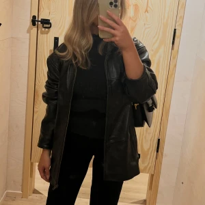 Svart skinnjacka - Äkta läderjacka ifrån Worn vintage. Superfin och rejäl i materialet, inga defekter och ser ut som ny. Oversized i storleken och passar många olika storlekar beroende på hur man vill att den ska sitta. Nypris 6500kr.