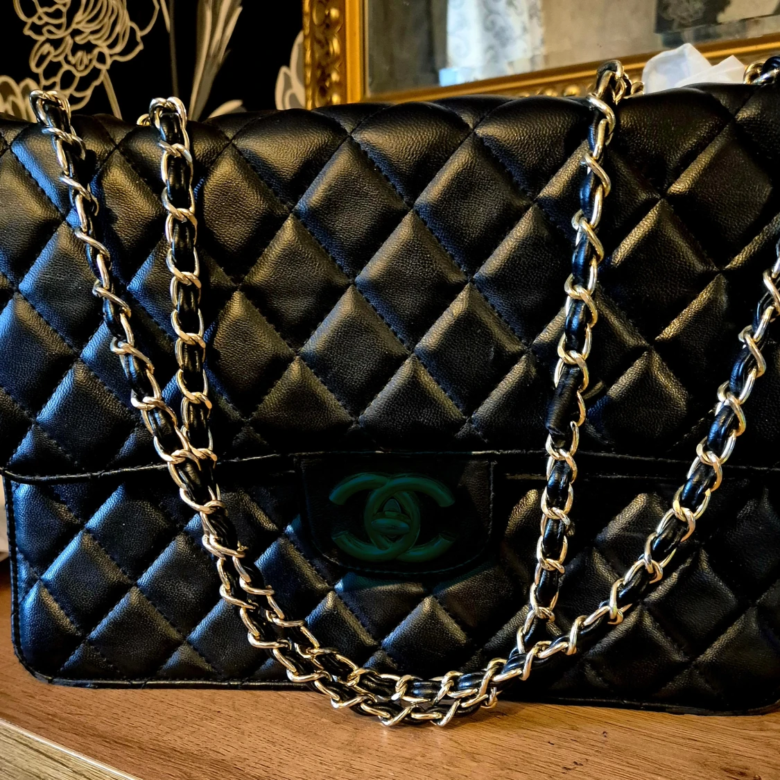 Svart quiltad axelväska med kedja