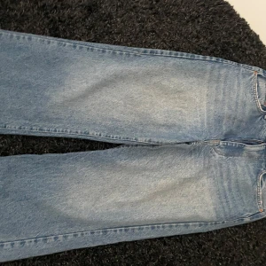 Blå jeans från Gina Tricot  - Snygga blå jeans från G Perfect Jeans med klassisk design. De har en rak passform och är tillverkade i slitstarkt denim. 