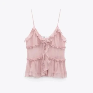 Rosa volangtopp från Zara - Säljer en söt rosa volangtopp från Zara med tunna axelband och knytning framtill. Aldrig använd💓