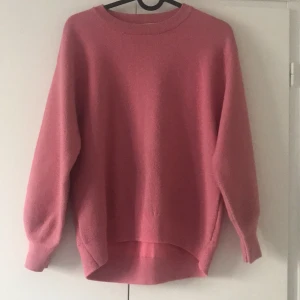 Rosa stickad tröja från Zara - Säljer en mysig rosa stickad tröja från Zara, perfekt för vintern. Tröjan har en enkel design med långa ärmar och rund hals. Den är en del av deras Fancy Collection och passar bra för kyliga dagar.