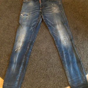 DSQ2 jeans, Äkta!! - Väldigt fina jeans, inga defekter på dom alls. Är såklart i italiensk storlek. Väldigt bekväma. Kan gå ner i pris lite!