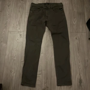 Brungråa Replay anbass jeans  - Säljer ett par snygga brungråa Replay anbass jeans. Inte använda mer än 3-4 gånger, skicket är som nytt! Storlek W33 L32