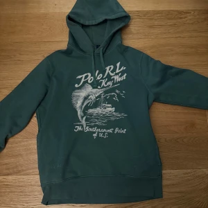 Ralph laurent hoodie - Tja säljer nu min riktiga feta och eftertraktade hoodie! Skick 9/10 inga skador osv! Skriv för mer info!