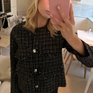 Twist & Tango tweed jacka - Ganska tunn så funkar bäst att ha inne eller på våren/sommaren. Sparsamt använd och har inga tecken på användning.🥰