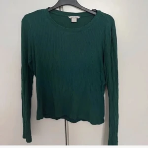 Grön ribbad tröja - Grön tröja från monki, står storlek M men passar också S