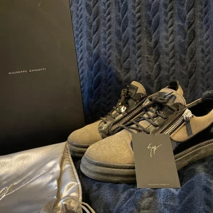 Giuseppe Zanotti - Snygga sneakers från Giuseppe Zanotti i beige och svart. Säljer då skorna inte kommer till användning och behöver pengar till annat så snabbt som möjligt där av det låga priset, allt og med kommer!😁