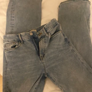 Ljusblå jeansbyxor - Snygga ljusblå jeansbyxor. De har en rak passform och är från lindex