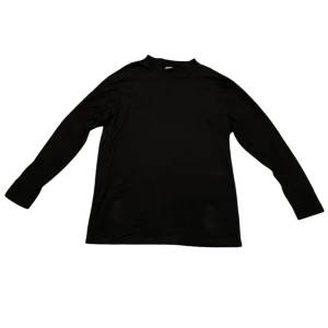 Svart långärmad tröja från Urban Classics - Säljer en stilren svart långärmad tröja från Urban Classics. Perfekt för en enkel och avslappnad look. Tröjan är tillverkad i ett mjukt material som ger en skön passform.