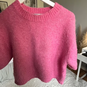 stickad topp - rosa stickad topp från zara, en liten fläck på bysten (se sista bilden) 🩷
