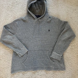 Ralph Lauren Hoodie - Säljer nu denna unika Ralph lauren hoodien || Hoodien är i ett bra skick och en snygg grå färg med ett unikt mönster || tröjan är i storlek m men sitter mer som s || pris: 599 ✌️👑