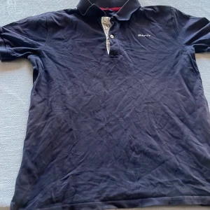 Mörkblå Gant piké - Piké från gant, använd fåtal gånger men den är inte strykt så den är lite rynckig, 7/10 skick