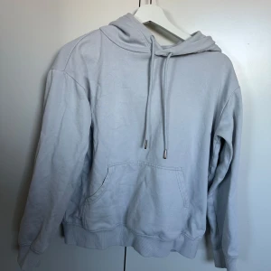 Ljusblå hoodie - Säljer en stilren ljusblå hoodie med känguruficka och justerbar huva. Passar bra till både jeans och mjukisbyxor. Hör av dig vid intresse!❤️