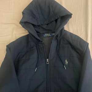 Ralph Lauren Cardigan - Snygg blå Ralph Lauren jacka. Riktigt passande till våren nu när man vill rocka lite tunnare jackor. Skriv vid minsta tanke🙌🏾 ÄKTA SÅKLART!!!!