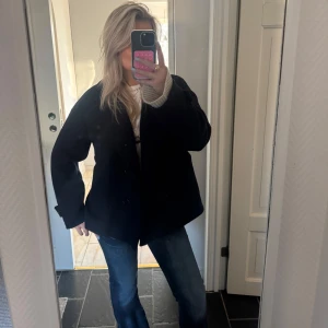 Marinblå kappa - Marinblå kappa! Sååå fin nu till våren och den är i mycket bra skick och knappt använd 💕💕 storleken är xs/s