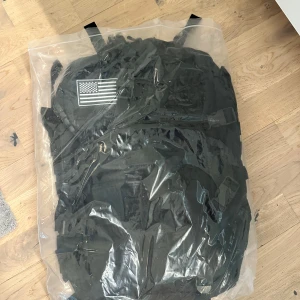 Svart ryggsäck camping backpack  - Säljer en svart ryggsäck med en rymlighet på 40L. Ryggsäcken har flera fack med dragkedjor och justerbara remmar för bekväm passform. Perfekt för äventyr och vardagsbruk.Hållbar, praktisk och lätt ryggsäck som rymmer allt du behöver ha med dig ut i naturen.  Tillverkad av slittåligt tyg med dubbelsöm, slitstarka dragkedjor, kompressionssystem på sidan och på framsidan, ventilerat nät, vadderat ryggområde och axelrem.  Ryggsäcken andas och är mycket bekväm.