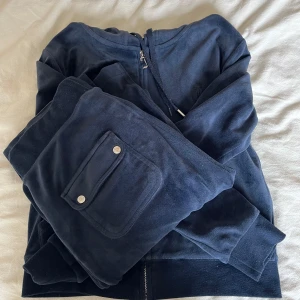 Mörkblå juicy couture sett - Lite nopprig och saknar grejerna vid snörena men annars bra skick 🤍