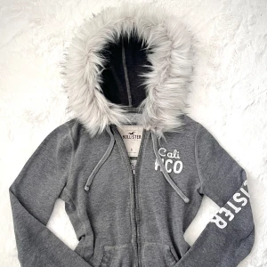 hollister fur zip up - ♡ handsydd därav fast pris! ♡ se slide 2 för nackdelar! ♡ pälsen har blivit noggrant sydd för att bland annat sitta fast hårt och se tjock och stor ut! ♡ endast handtvätt då tvättmaskin + torktumlare förstör pälsen! 