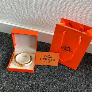 H-Armband  - Säljer ett riktigt snyggt H-armband, självklart äkta! Köpte för längesedan, så har tappat bort kvittot. Bara att fråga efter fler bilder. Självklart kan priset diskuteras! 