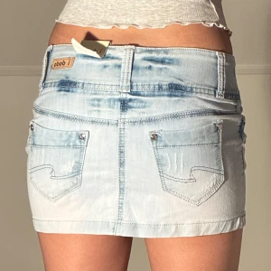 Kort jeanskjol  - Midjemått: 33cm. (Storlek s men passar xxs.) Kolla in min profil och följ för fler plagg🙌