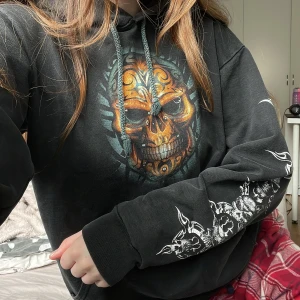 Skull hoodie - Hoodie med dödskallar. Ascool men har inte kommit till användning🥲. Står storlek M men skulle säga att den är liten i storleken, snarare xs/s. Jag brukar ha xs! Katt i hemmet💕