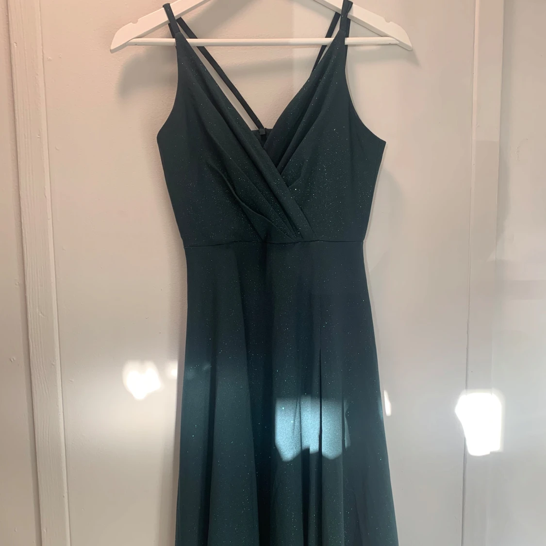 Mörkgrön glittrig långklänning