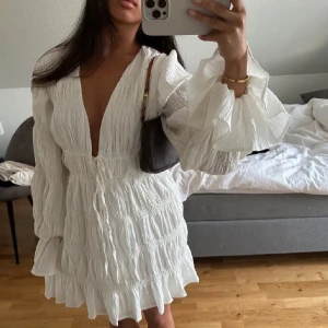 NAKD x Moa Mattsson klänning  - HELT NY klänning från NA-KD x Moa Mattsson. Köptes för några månader sen men aldrig använts och prislappar kvar. Passar perfekt nu till sommaren eller studenten. Passa på att köpa för denna klänning var limited edition, är slutsåld i alla storlekar och kommer inte in igen🫶🏽💌 den är i storlek XXS, men passar även mig med XS/S. DETTA ÄR EGNA BILDER!!