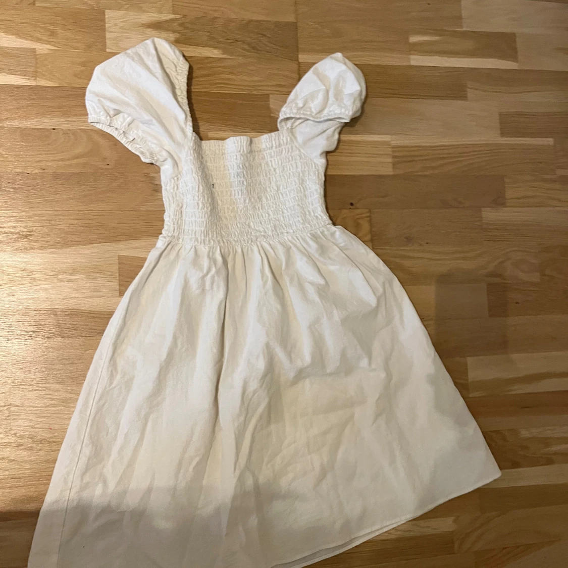 Vit kort puffärmad klänning från H&M Divided