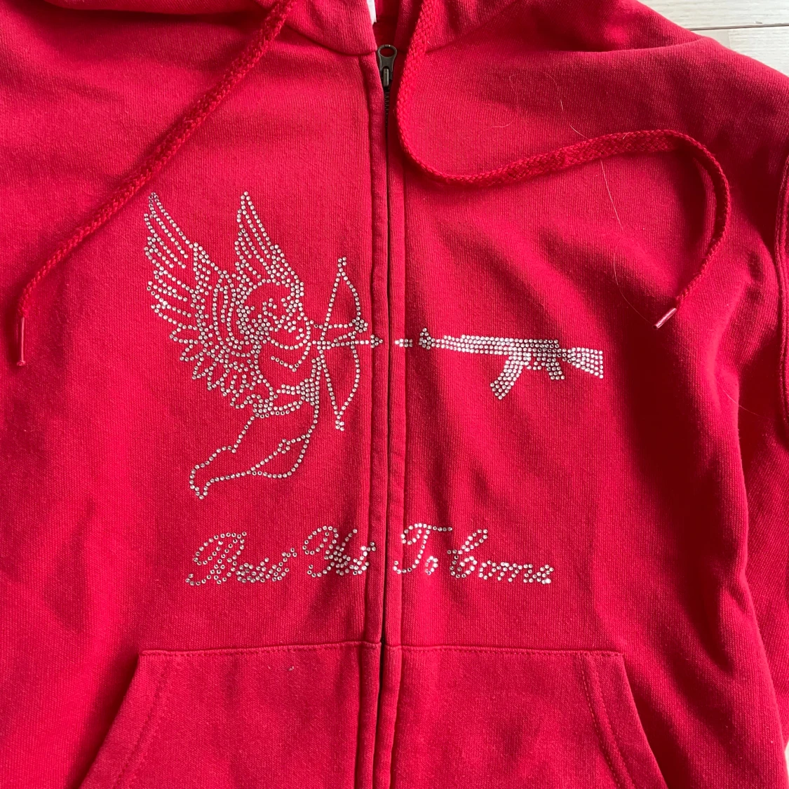 Röd hoodie med pärlor - 1