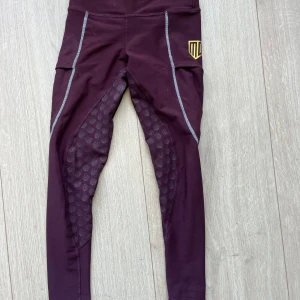 Vinröda ridleggings från Maya Delorez - Säljer ett par vinröda ridleggings från Maya Delorez i storlek XXS. Använd några gånger men finns inget större fel på de❤️