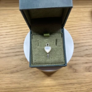 Maria Nilsdotter Berlock - Så fin berlock från Maria Nilsdotter. Kommer ursprungligen från ett örhänge men säljer endast berlocken ‼️skriv om ni har frågor