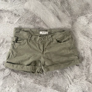 Gröna jeans shorts  - Säljer mina lågmidjade gröna jeans shorts