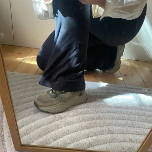 Chunky sneakers i khaki/olivgröna - Säljer ett par chunky sneakers i beige och olivgrön med reflex detaljer. Bra kvalitet,  bekväma, fin skick pga sparsamt använda. Storlek 38.  